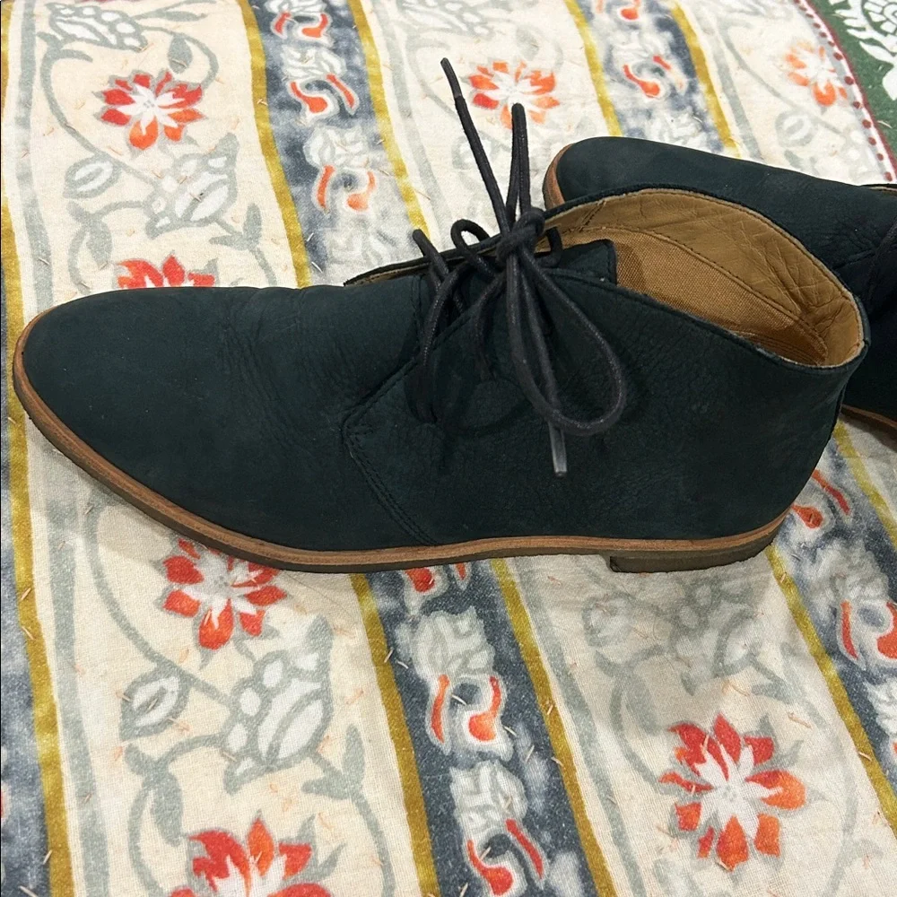 Clarks Boots Womens Size 7.5M Black Nubuck Leather Chukka Ankle Short Crepe Sole - Picture 3 of 4